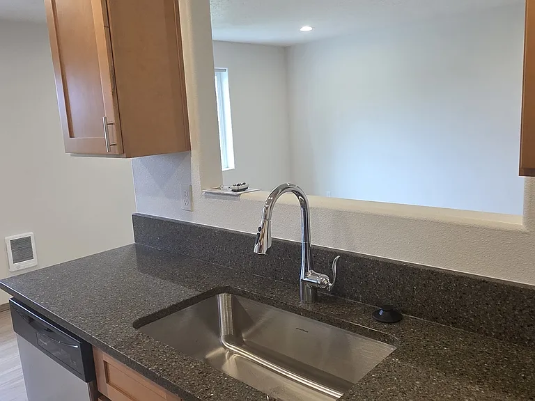 391-393 Clover St #2 — Photo 20
