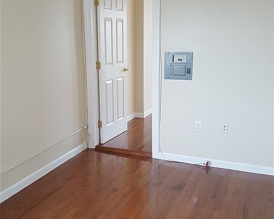 2nd image of 286 Nagle St APT 4