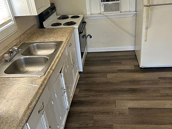 2nd image of 300 8th St #1/2