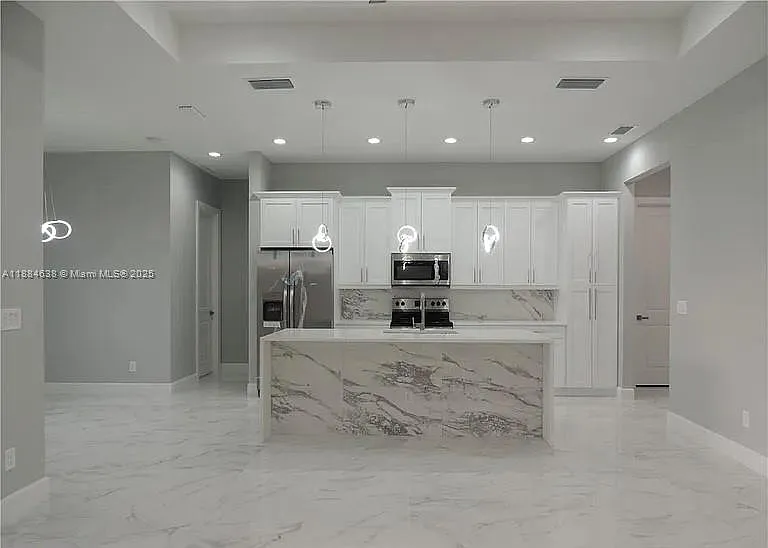 4 bed, 2.5 bath, 1735 sqft, $3,050 — Photo 3