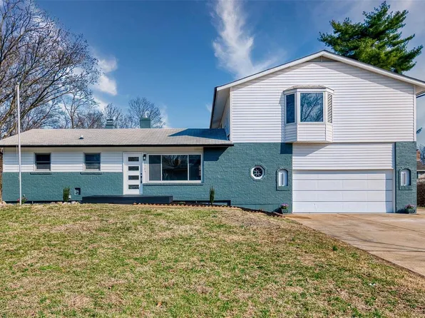 270 E Skyline Dr, Ballwin, MO 63011