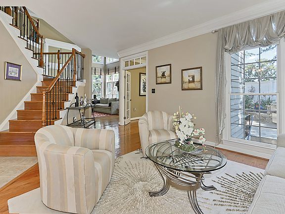 4th image of 3837 Farrcroft Dr
