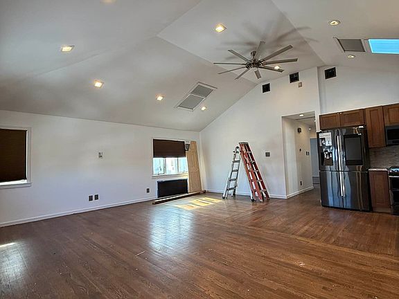 2nd image of 11-05 Bay St #32-2
