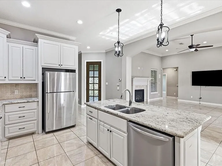 160 Colonial Estates Dr — Photo 5