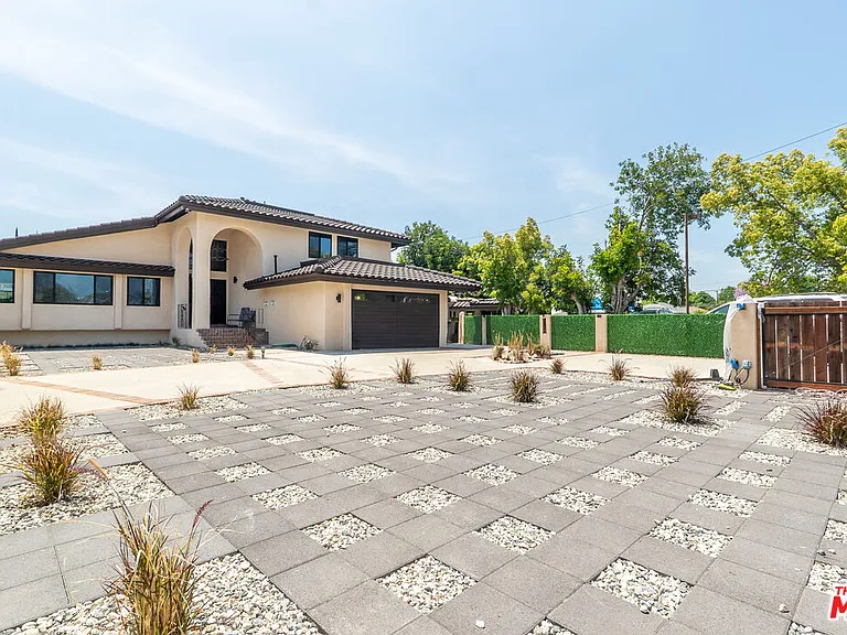 20454 Strathern St — Photo 3
