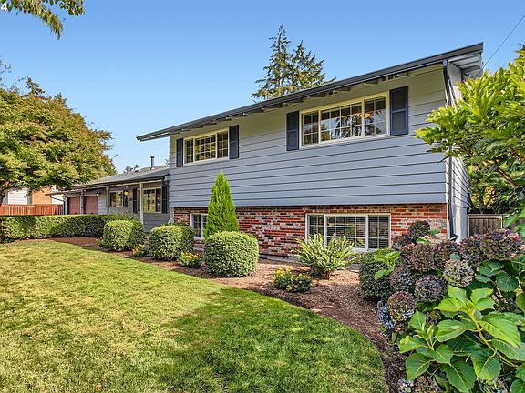 2nd image of 2908 SE Laurelwood Dr
