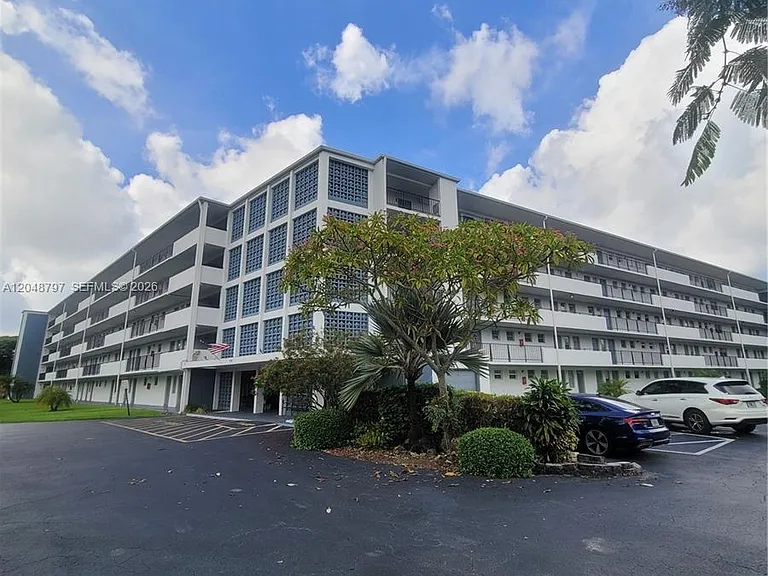 950 Hillcrest Dr #109 — Photo 1