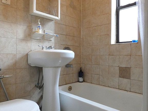 3rd image of 3111 Crescent St APT D1