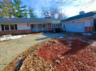 5928 N Roxbury Ln, Peoria, IL 61614