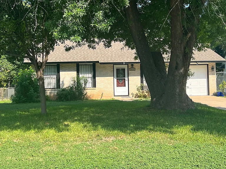 1114 Desirable Dr — Photo 4