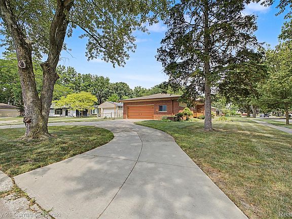 3rd image of 27110 Clairview Dr