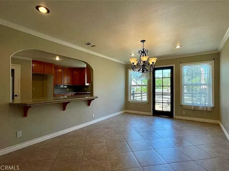 1049 Evergreen Ct — Photo 16