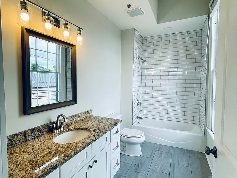 146 E Washington St — Photo 10