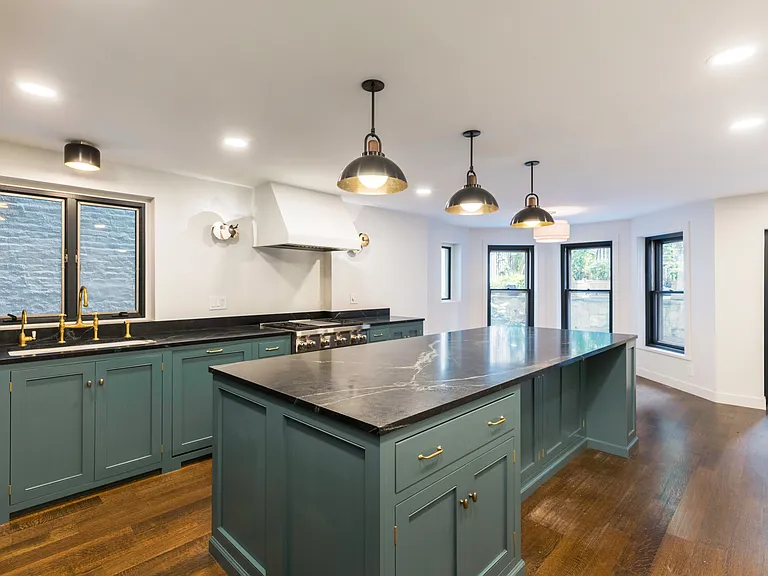 23 Garden Pl — Photo 2