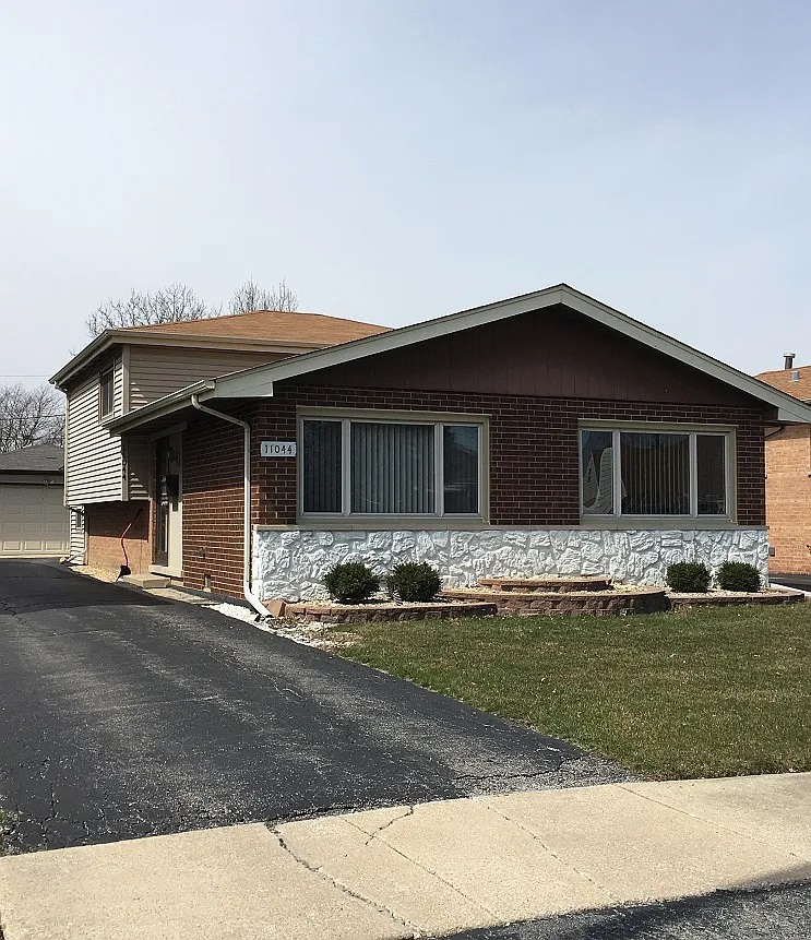 11044 Menard Ave photo 1