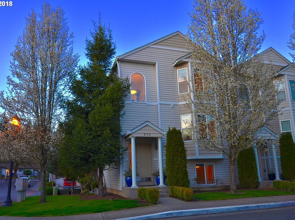 Amhurst Commons offers a spacious 3-bedroom townhome with unique features. Close to shopping, dining, and within walking distance to parks. Very conveniently located by the SR-14, 205, and I-5 for all your commuting needs.