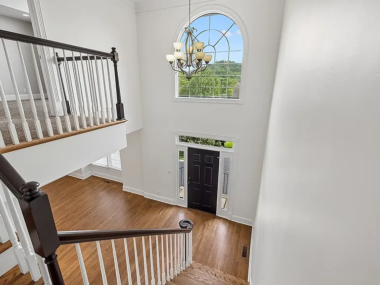 604 Clayborne Ct — Photo 3