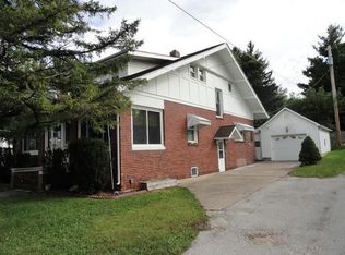 305 E 2nd St, Anamosa, IA 52205