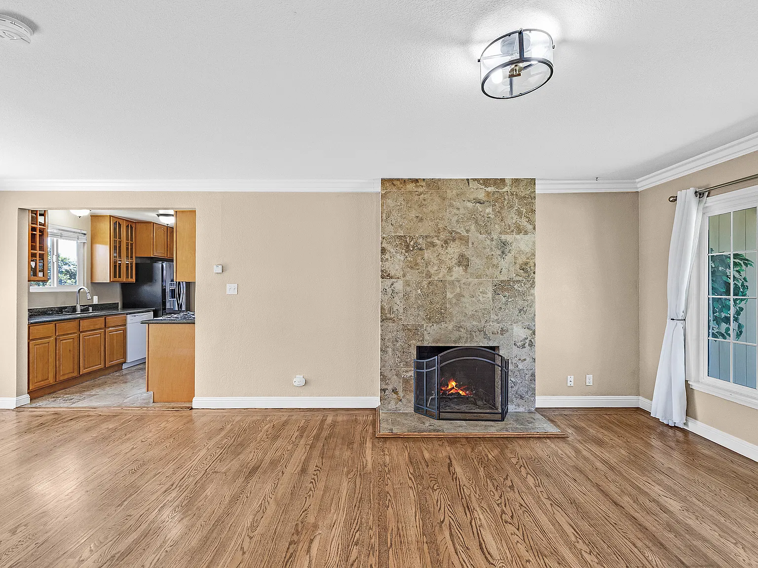 2 bed, 820 sqft, $3,100 — Photo 4