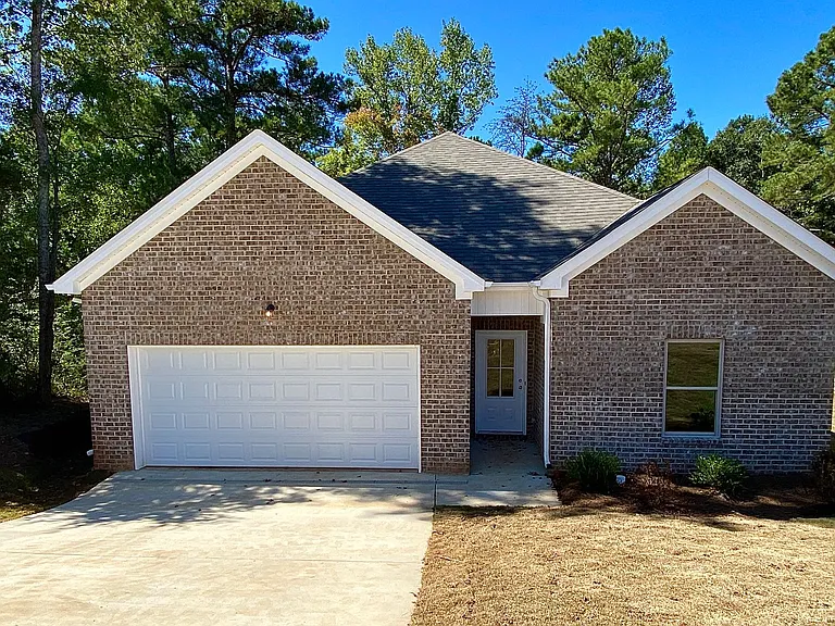 489 Andrew Dr — Photo 1
