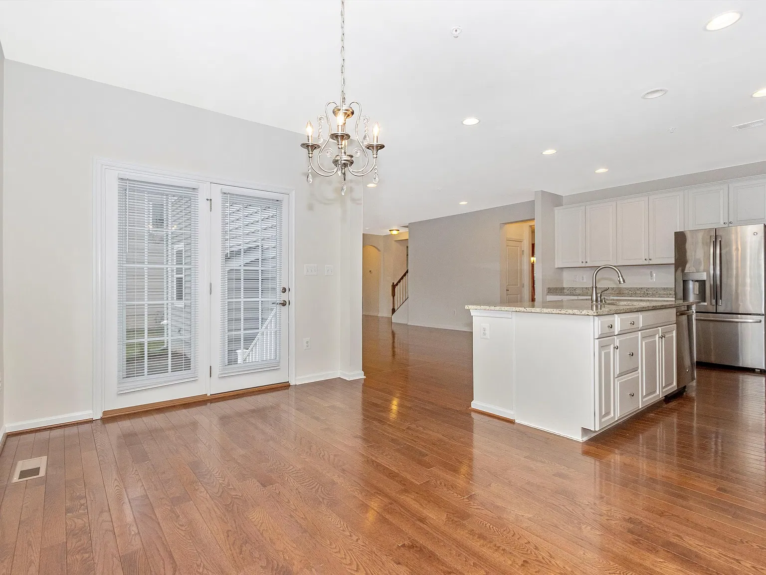 5 bed, 4696 sqft, $4,900 — Photo 2