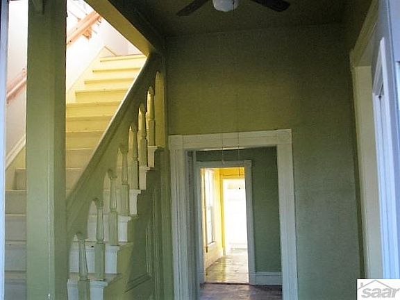 5th image of 801 Vaughn Ave