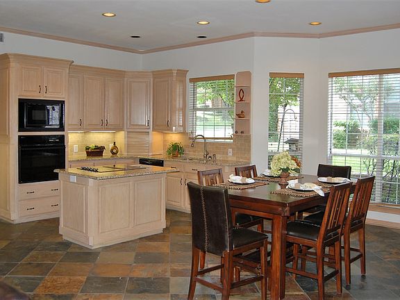 3rd image of 828 Crane Dr