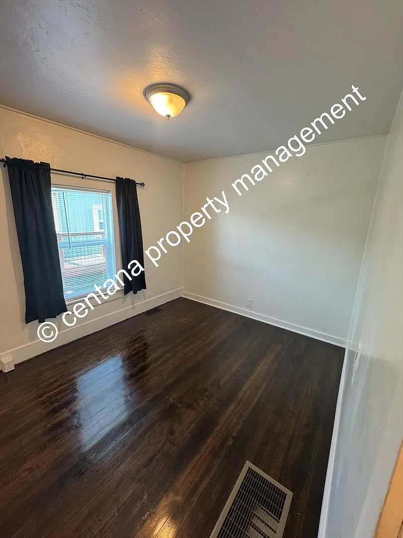 Remodeled 2 bedroom house with yard and private deck. — Photo 4