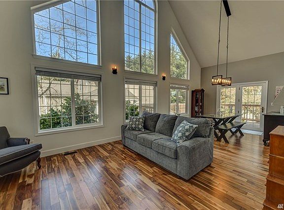 4th image of 9724 Amanda Dr NE