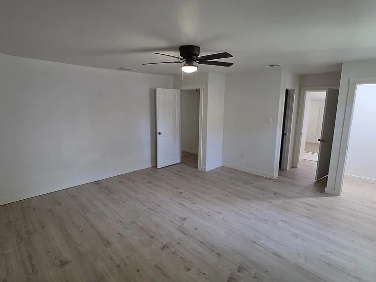 704 W Avenue B — Photo 25