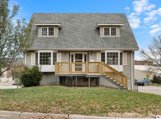 40 Country Club Rd, Ralston, NE 68127