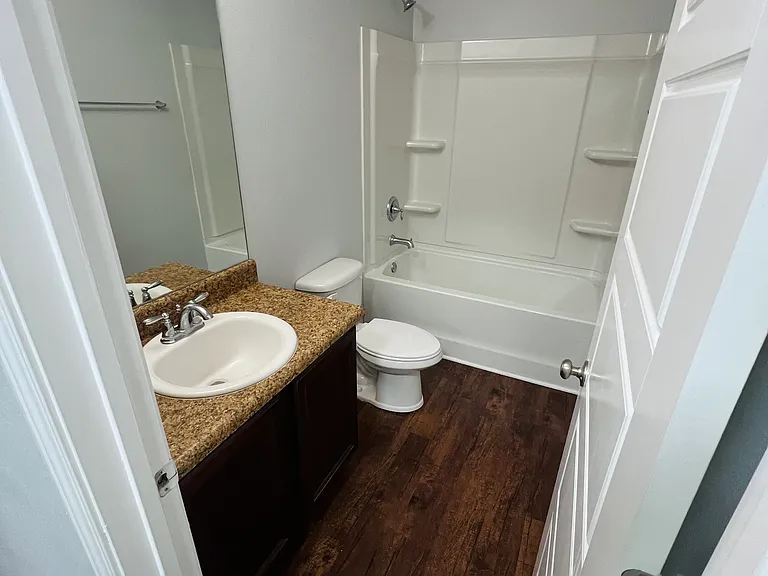 1307 Fairlawn Dr — Photo 4