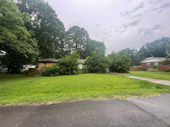 1215 Jackson Ave, Tahlequah, OK 74464