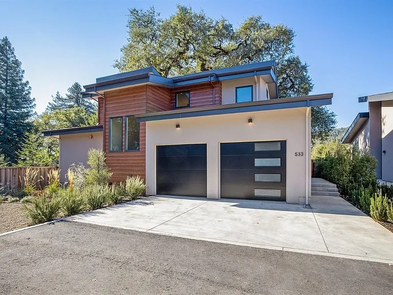 533 N Cloverdale Blvd — Photo 2