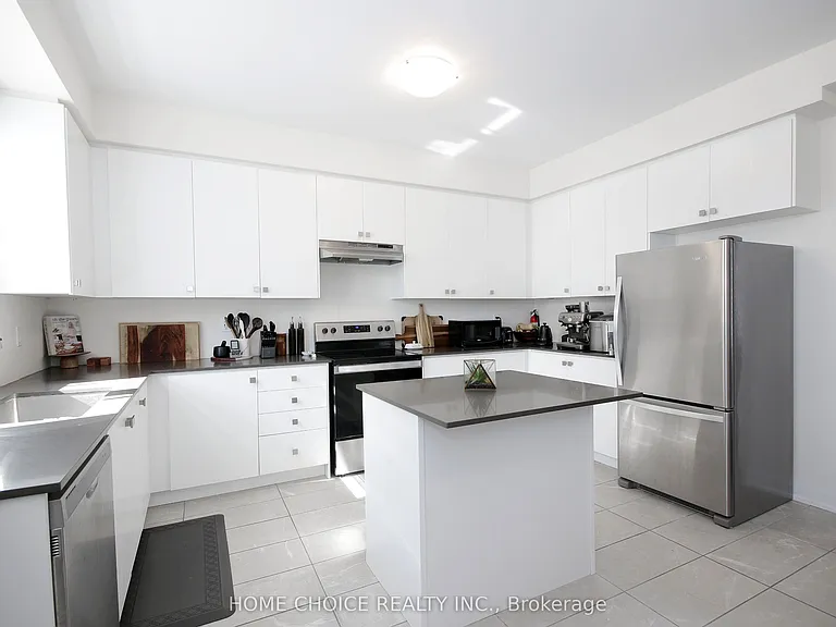 32 Ferragine Cres — Photo 11