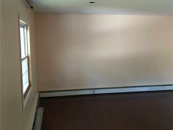 3rd image of 204 Serpentine Ln