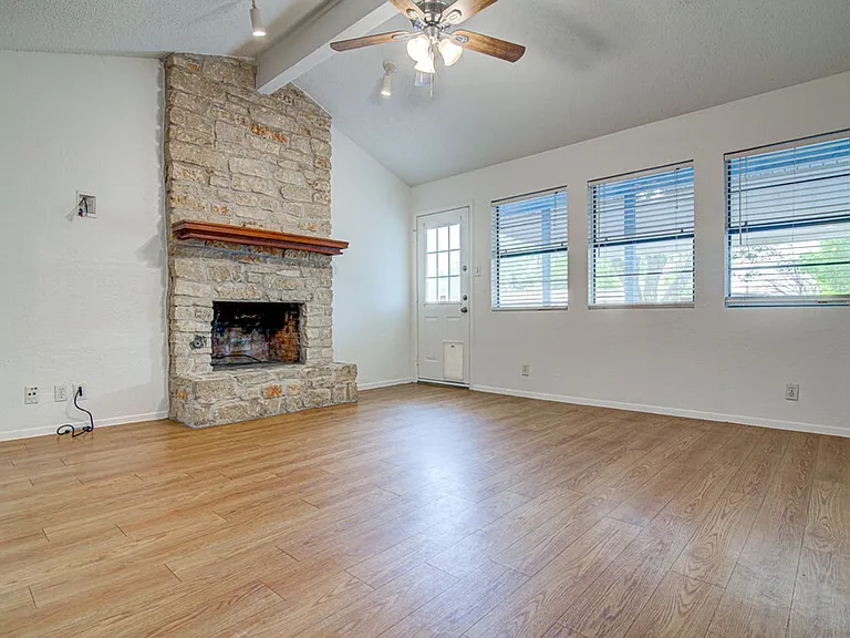 1909 Scofield Ln — Photo 4