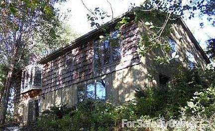 Lakeside view : Patio would be perfect on this side and could work into path down to lake.