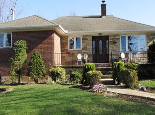 1840 Bernard St, Merrick, NY 11566