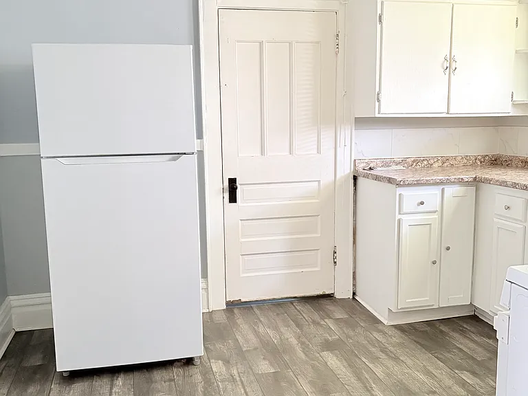 2405 Vaughan Ave — Photo 6