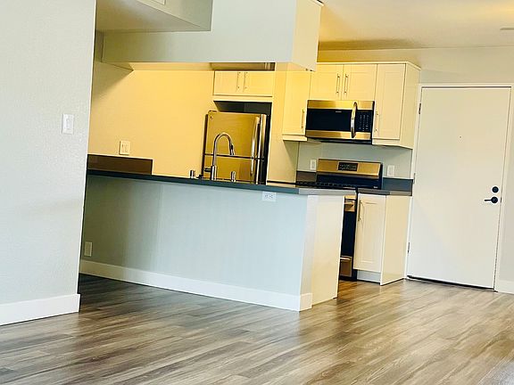 4th image of 2215 Judson St #22D