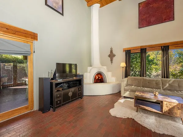 303 N Trapper Rd, Taos, NM 87571