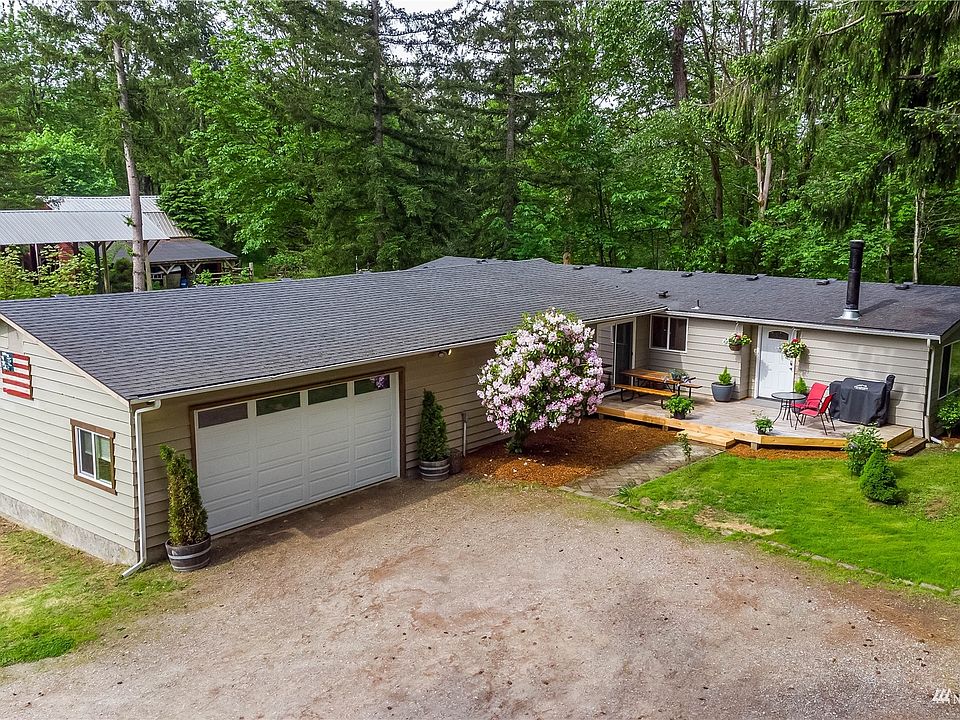 Turn key rambler with large attached garage.>