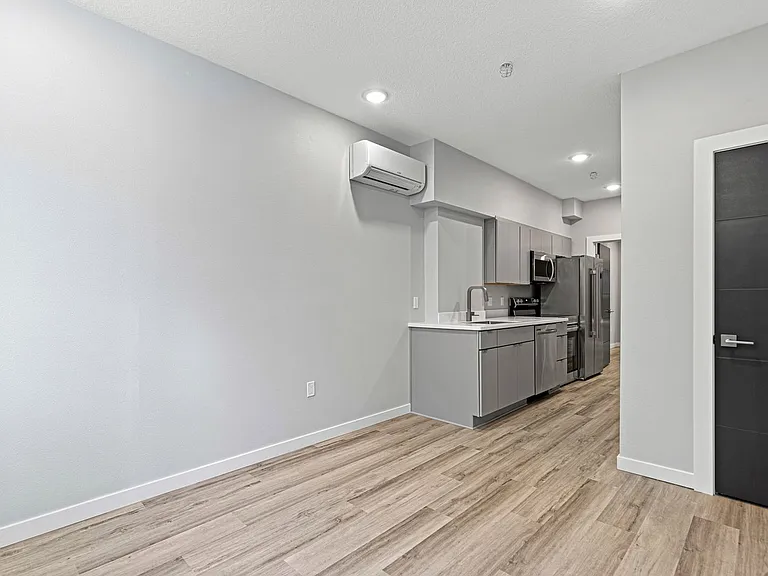 7150 N Greenwich Ave #5 — Photo 3