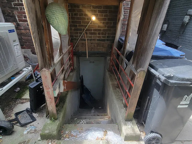 655 Manning Ave #1 — Photo 3