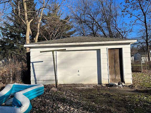 4th image of 16215 Clifton Park Ave