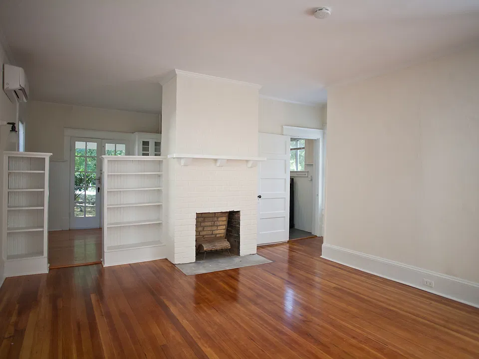 102 Isaac St