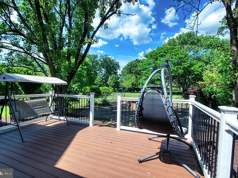 139 Mallard Dr W — Photo 44