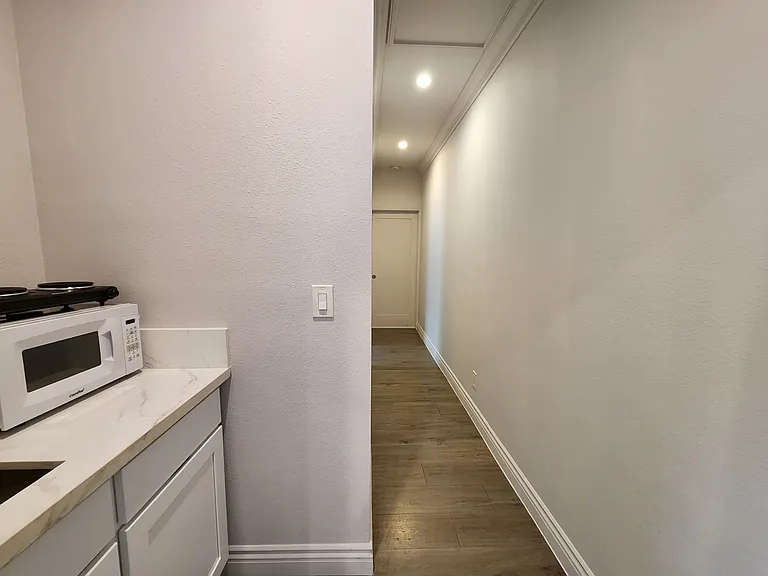 2437 1/4 Houston St #4 — Photo 8