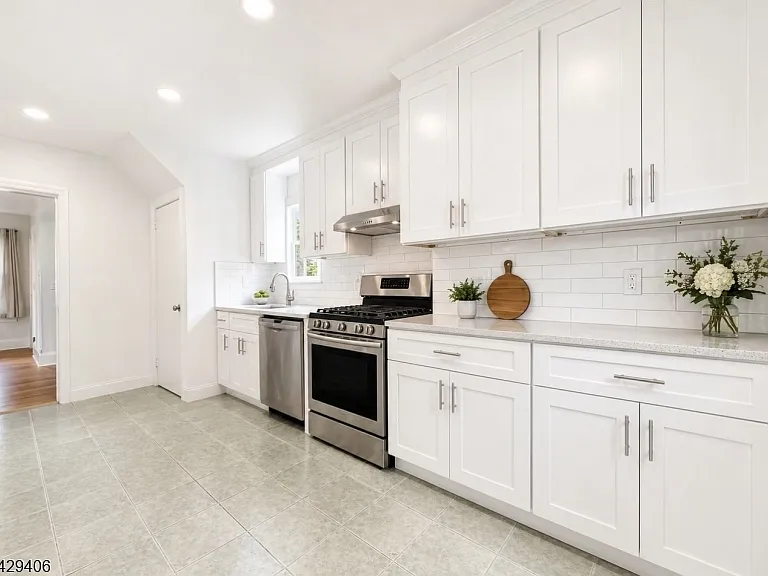 312 Rochelle Ave — Photo 2
